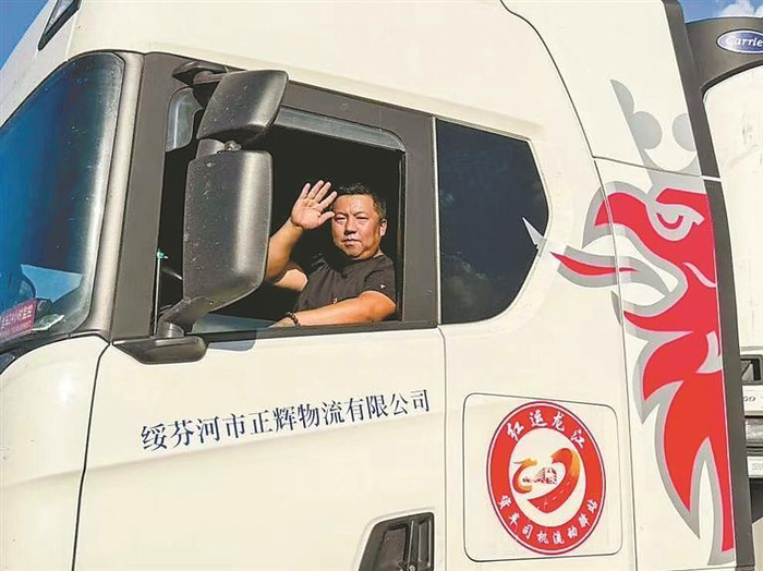     管健驾驶货车准备出发。本报记者 杜怀宇摄