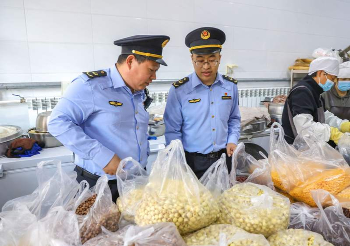执法人员提前对活动场地厨房开展全覆盖食品安全检查。海淀区市场监管局供图