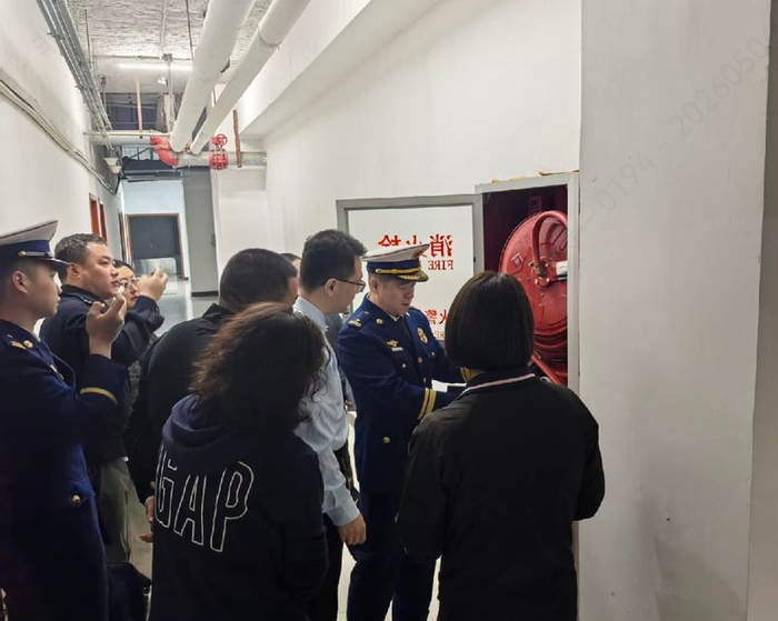 检查人员深入企业生产一线，开展全覆盖、精细化消防安全排查。大兴消防供图