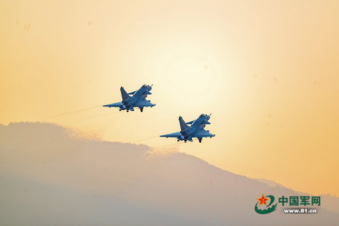 　　空军航空兵某旅组织飞行训练。图为双机编队起飞。肖  锐摄