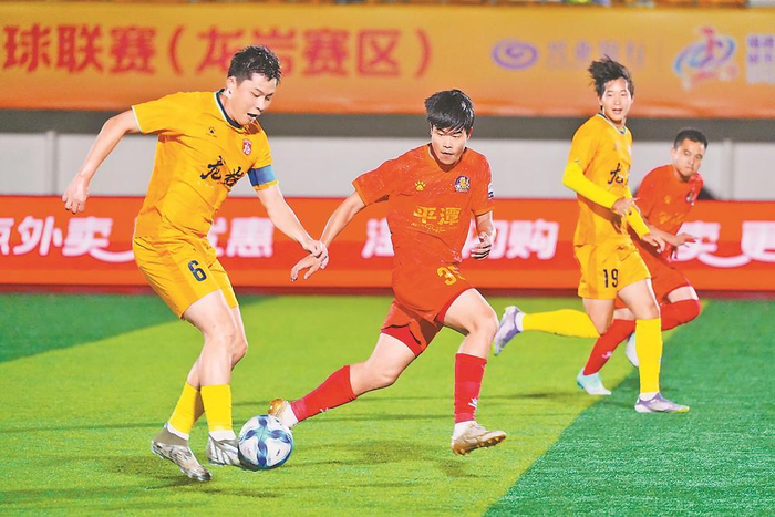双方球员激烈拼抢。 （龙岩市融媒体中心供图）