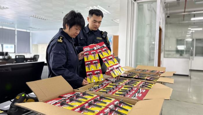 2025年12月，黄埔海关所属东莞海关查获一批出口侵权剃须刀86400个