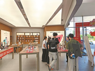 市民在选购手机。