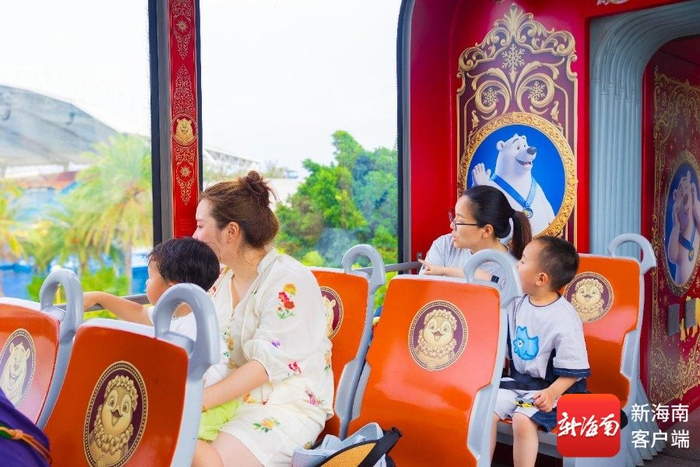 游客在海南海洋欢乐世界乘坐南海列车。海南海洋欢乐世界供图