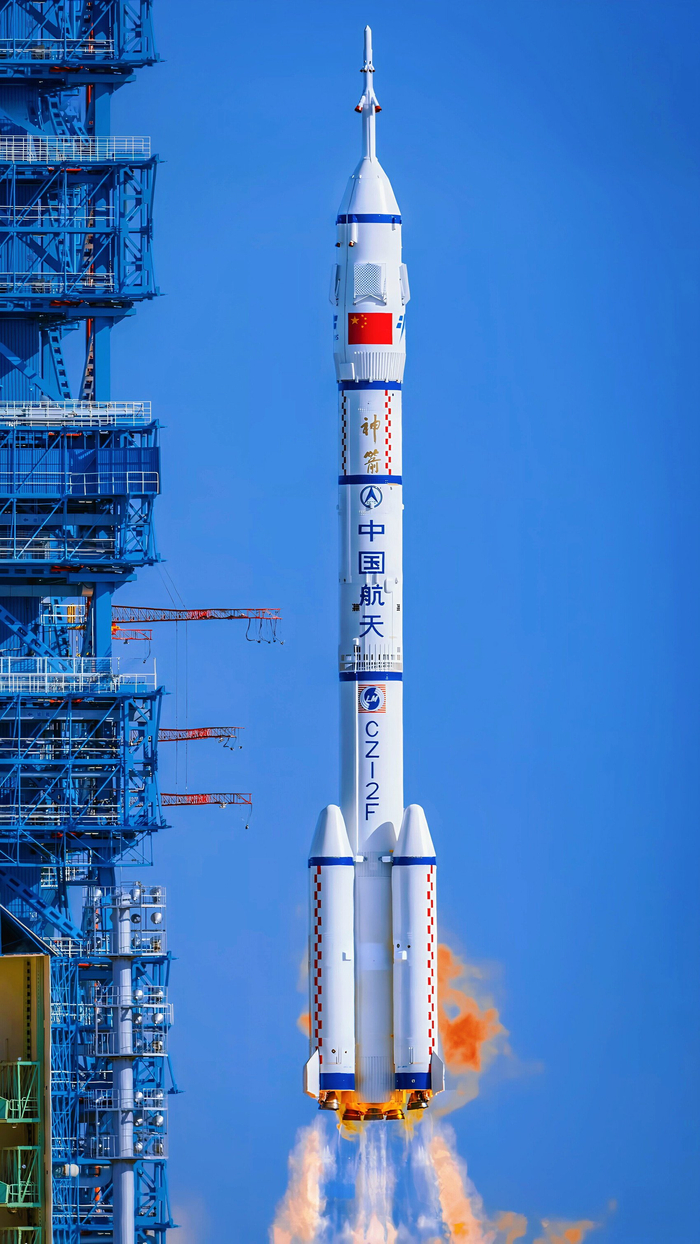 西昌卫星发射中心，火箭正在升空。冕宁县委宣传部供图。