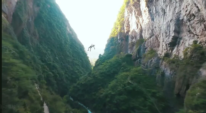 悬崖秋千拍照效果。图/玛琉岩景区抖音