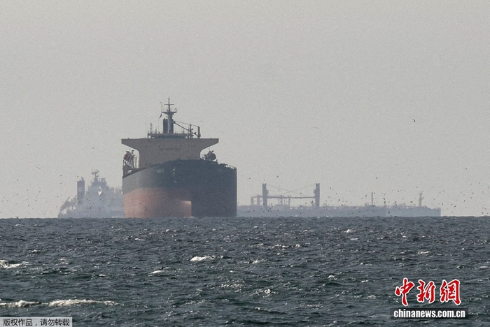 资料图：当地时间3月11日，船只停泊在靠近霍尔木兹海峡的海域附近。
