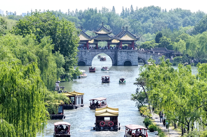 瘦西湖风景区众多游客赏美景。孟德龙 摄