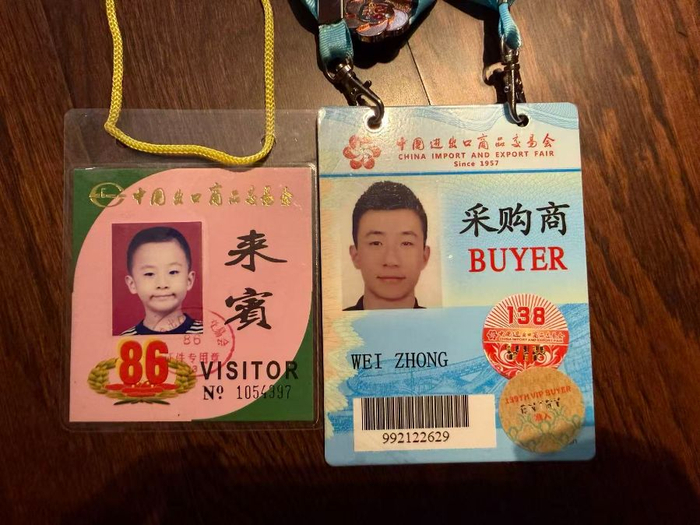（钟维第一次和最近一次参加广交会的证件，受访者供图）