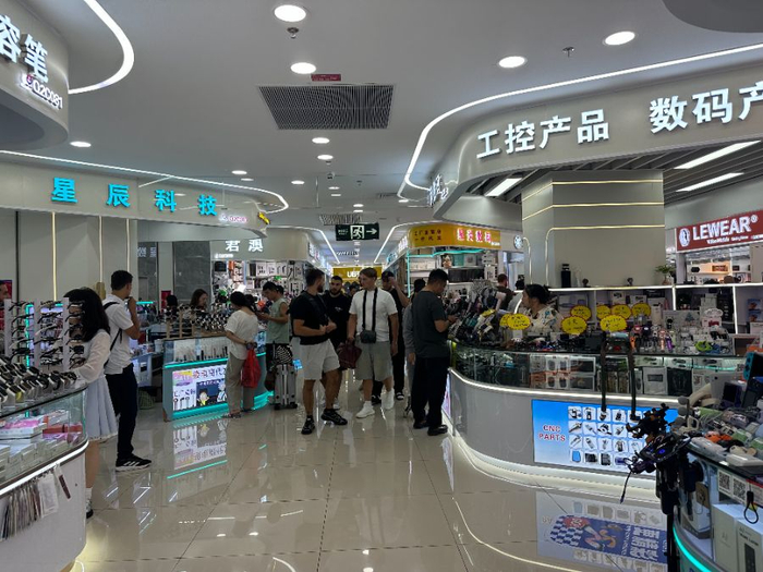 （图：“五一”假期的华强电子世界，摄\李金萍）
