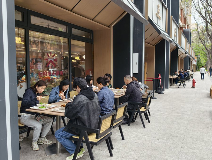 “光明城市厨房”的外摆位也很受欢迎