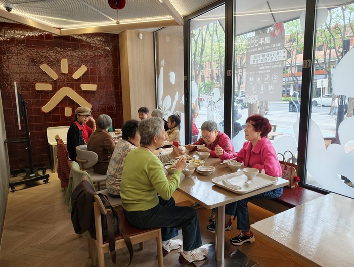 阿姨们将社区食堂作为聚会点
