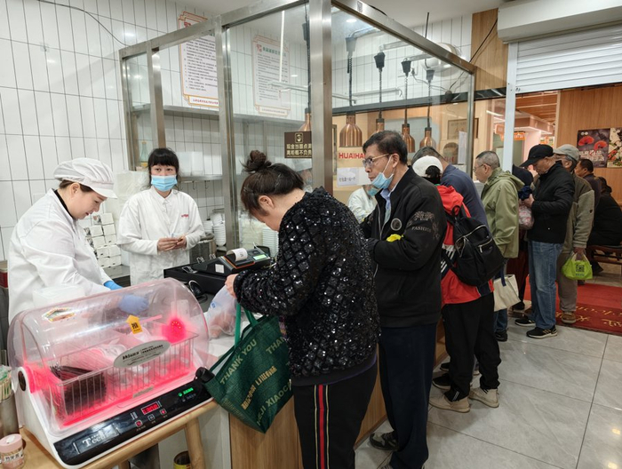 “丽园·好食光”面积不大，但服务人员不少，居民对餐品认可度比较高
