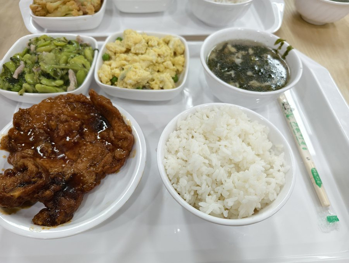 很多老人说，在社区吃到“光明邨”同款，非常实惠
