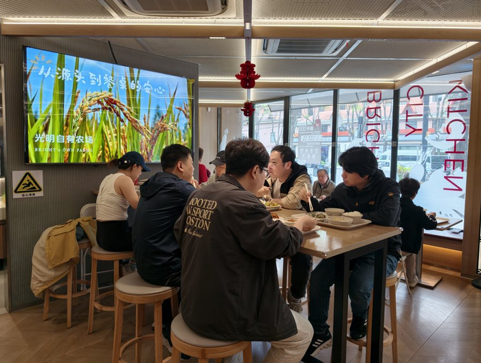 上班族也喜欢来食堂吃午饭