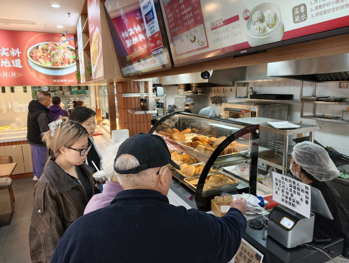 很多老人在社会餐饮店眷村飘香用餐，企业主动向持有“老友卡”的居民让利