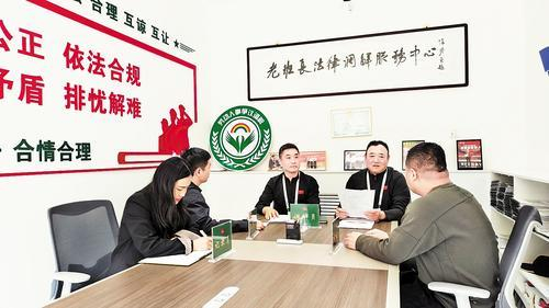     4月24日，在廊坊市广阳区老班长法律调解服务中心调解室，岳鹏（左三）带领一名老班长为当事人进行调解。本报记者 刘英摄