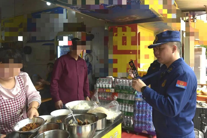 消防员找到涉事商户。图源：郴州消防