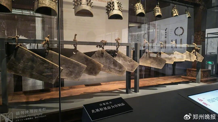 此图为仿制品编钟、石磬展柜，并已标牌向游客说明​