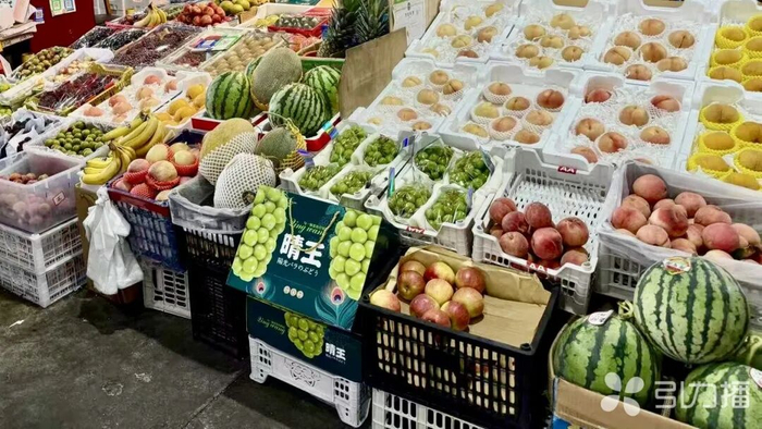 市场上的丰富果品。