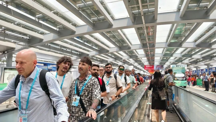 （连通B、C区展馆的传送带上站满客商 每经记者 张宏摄）