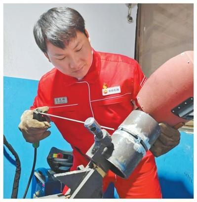 裴先峰在进行焊接作业。受访者供图