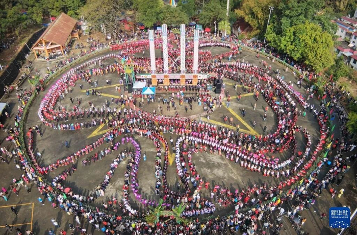 2026年3月，云南省德宏傣族景颇族自治州盈江县目瑙纵歌节开幕，当地群众与来自各地的游客共同跳舞。