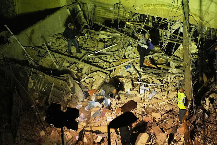 △当地时间5月6日，黎巴嫩贝鲁特，人们在一处遭以色列空袭损毁的建筑废墟中搜寻幸存者