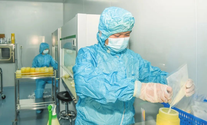 海南华研胶原科技股份有限公司微生物实验室，实验人员在进行大肠种菌霉菌微生物实验。记者 康登淋 摄
