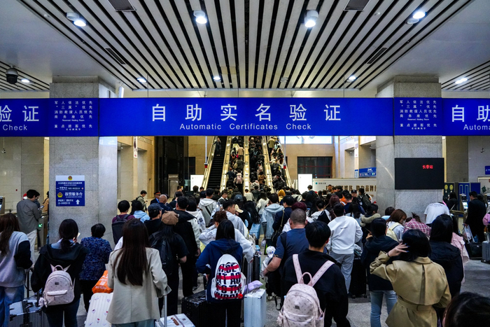旅客有序过安检（央广网发  长春站供图）