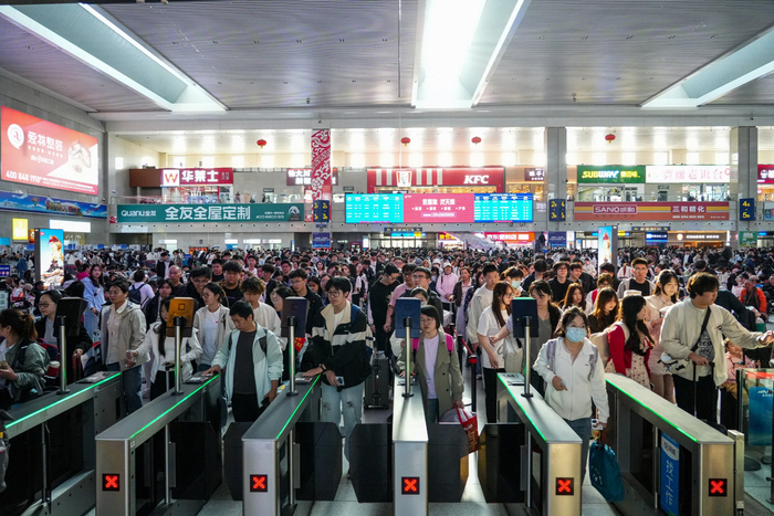 旅客检票（央广网发  长春站供图）