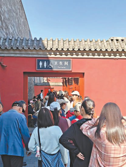 　　热门景区的女厕所在节假日经常排长队。 图片来自网络