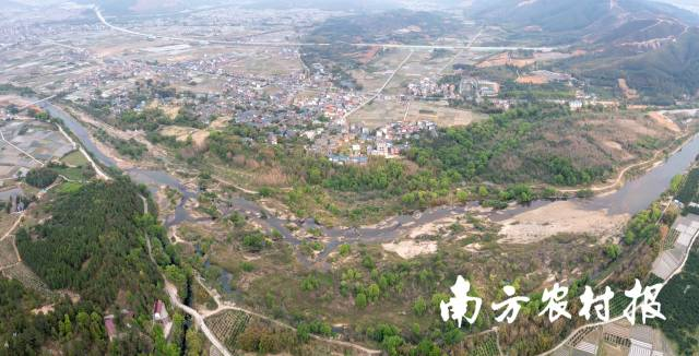 始兴县顿岗镇周所村未来社区建设前全景图。