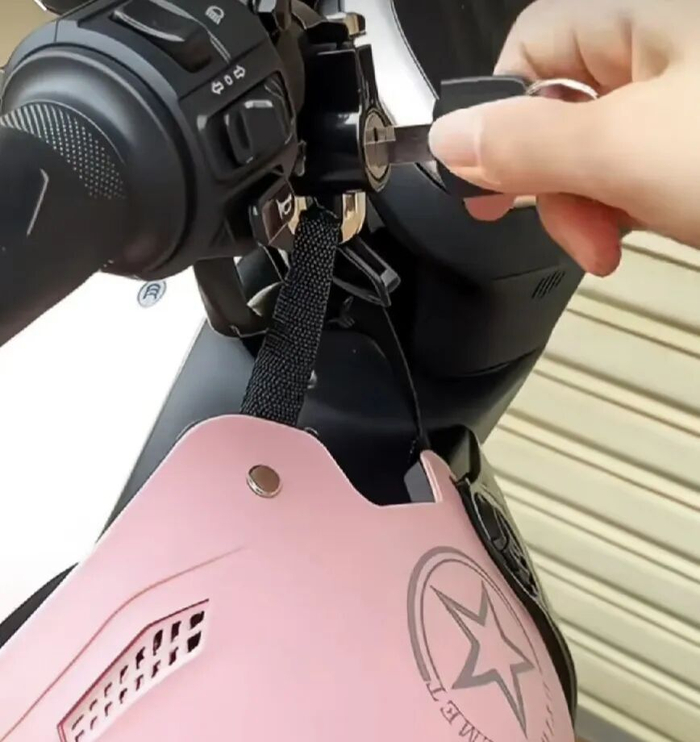 网友晒图头盔锁