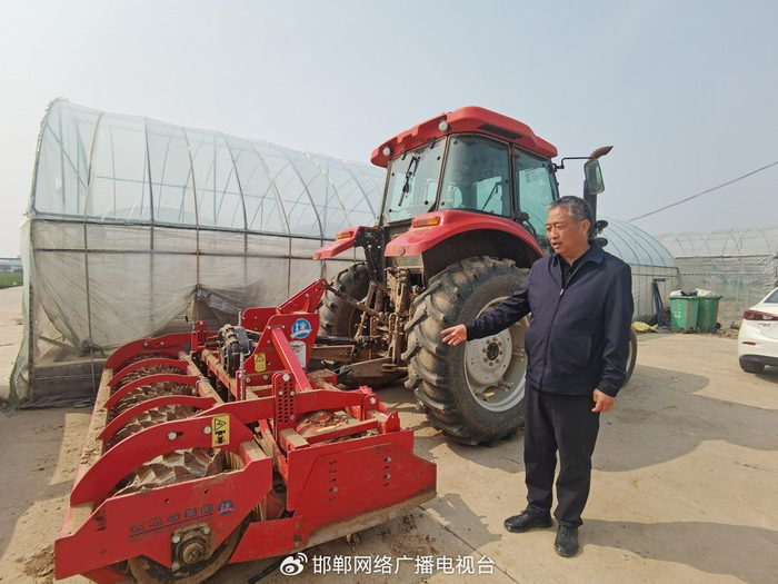 3月24日，鸡泽县蕾邦农作物种植专业合作社理事长赵小强介绍合作社新购入的农机设备。河北日报记者李冬云摄