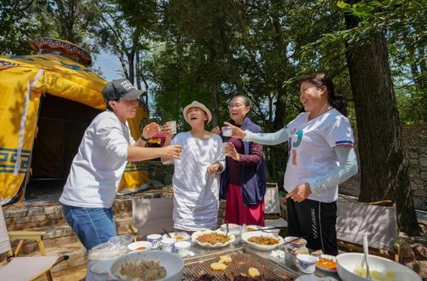 几名旅居客在曲靖市马龙区土瓜冲村聚会。新华社记者 陈欣波 摄
