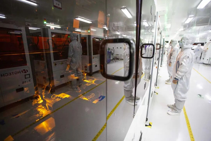 图为华工正源的800G和1.6T以上超高速光模块正火热生产