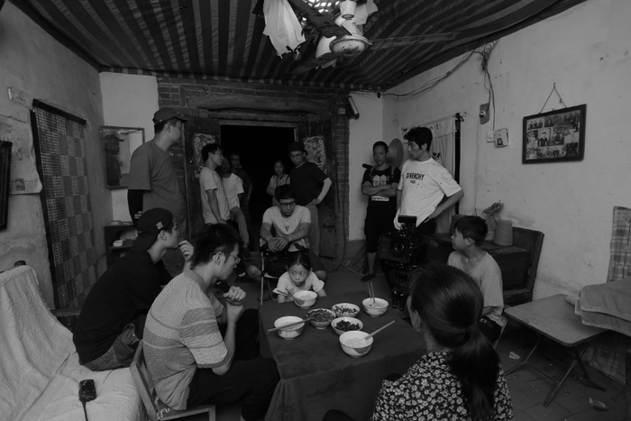 《最后的告别》拍摄期间，众人正在讨论如何拍农村一家人吃饭的戏 图据张中臣