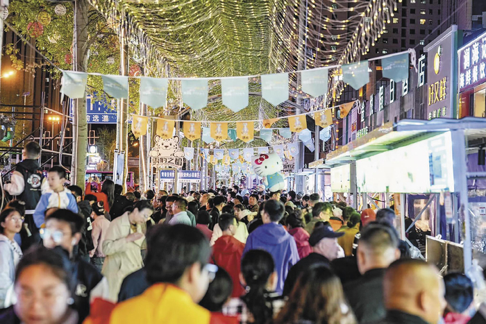     豹街人流如织。城北区委宣传部供图