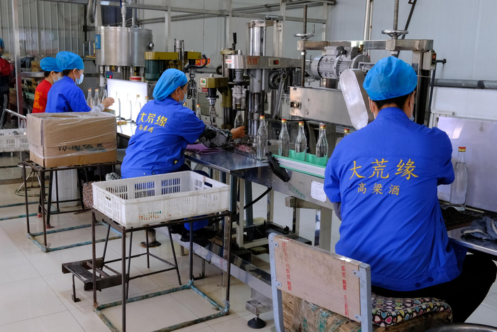 富锦“白酒酿造”技工在车间工作