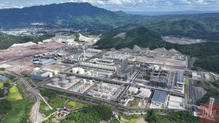 四川正达凯新材料有限公司天然气制乙二醇联产电子级碳酸二甲酯新材料项目。张平 摄