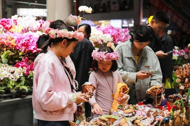 “五一”假期，游客在昆明斗南花卉市场内选购鲜花。郑益 摄