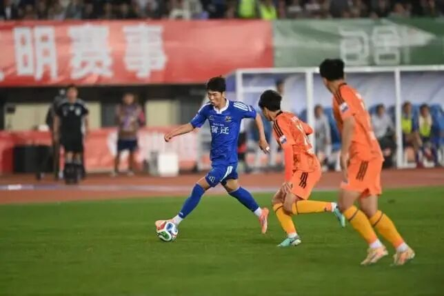 上图为4月18日 张桐瑞参加2026“苏超”宿迁VS南京比赛