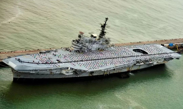 印度海军官兵在“维克拉玛蒂亚”号航母上做瑜伽。 参考消息