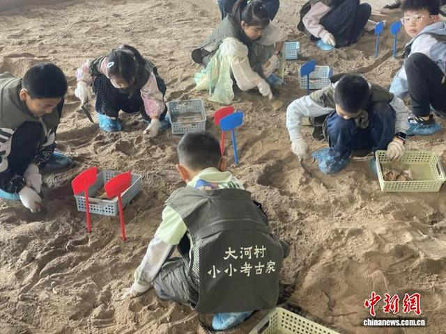 图为小朋友们体验考古发掘工作。郑州市文物局供图
