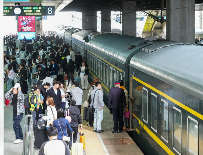站台上旅客上下车（央广网发  长春站供图）