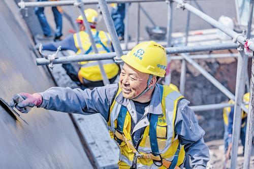     5月1日，雄安新区昝岗西广场综合商业一期项目建设现场，主体结构施工人员进行垫层施工。