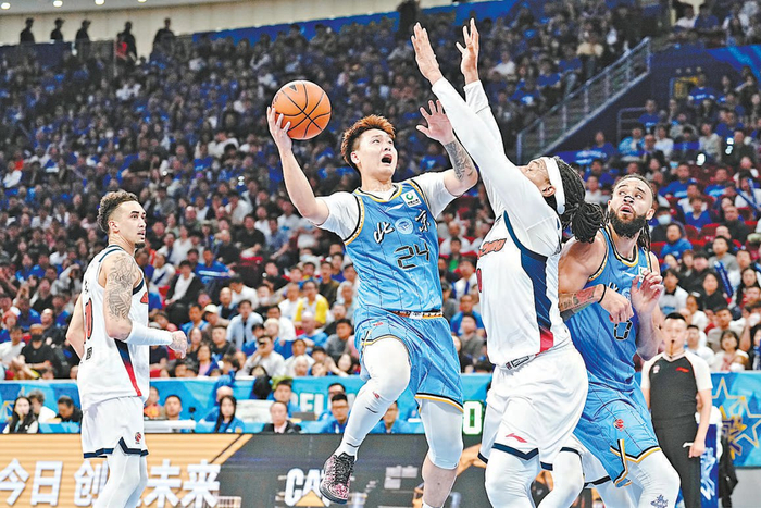 昨晚，CBA季后赛北京北汽主场战胜广东男篮。在三局两胜的赛制之下，赢得开门红。本报记者 刘平摄