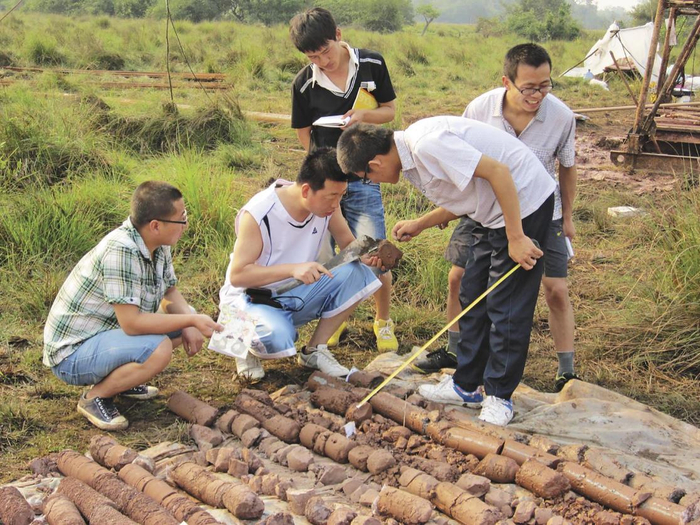 2012年3月6日，老挝钾盐工地项目负责人认真给大家讲解岩芯特征。省核工业地质局供图
