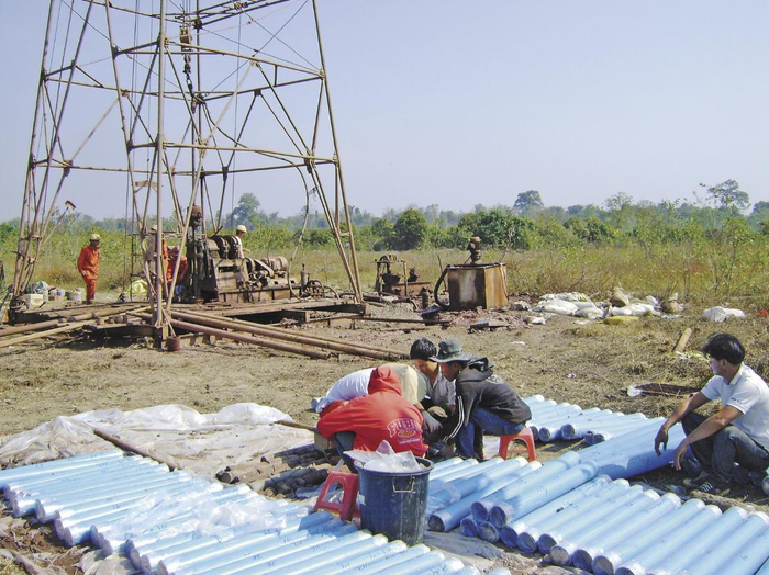 2011年，老挝钾盐地质技术员现场编录。省核工业地质局供图